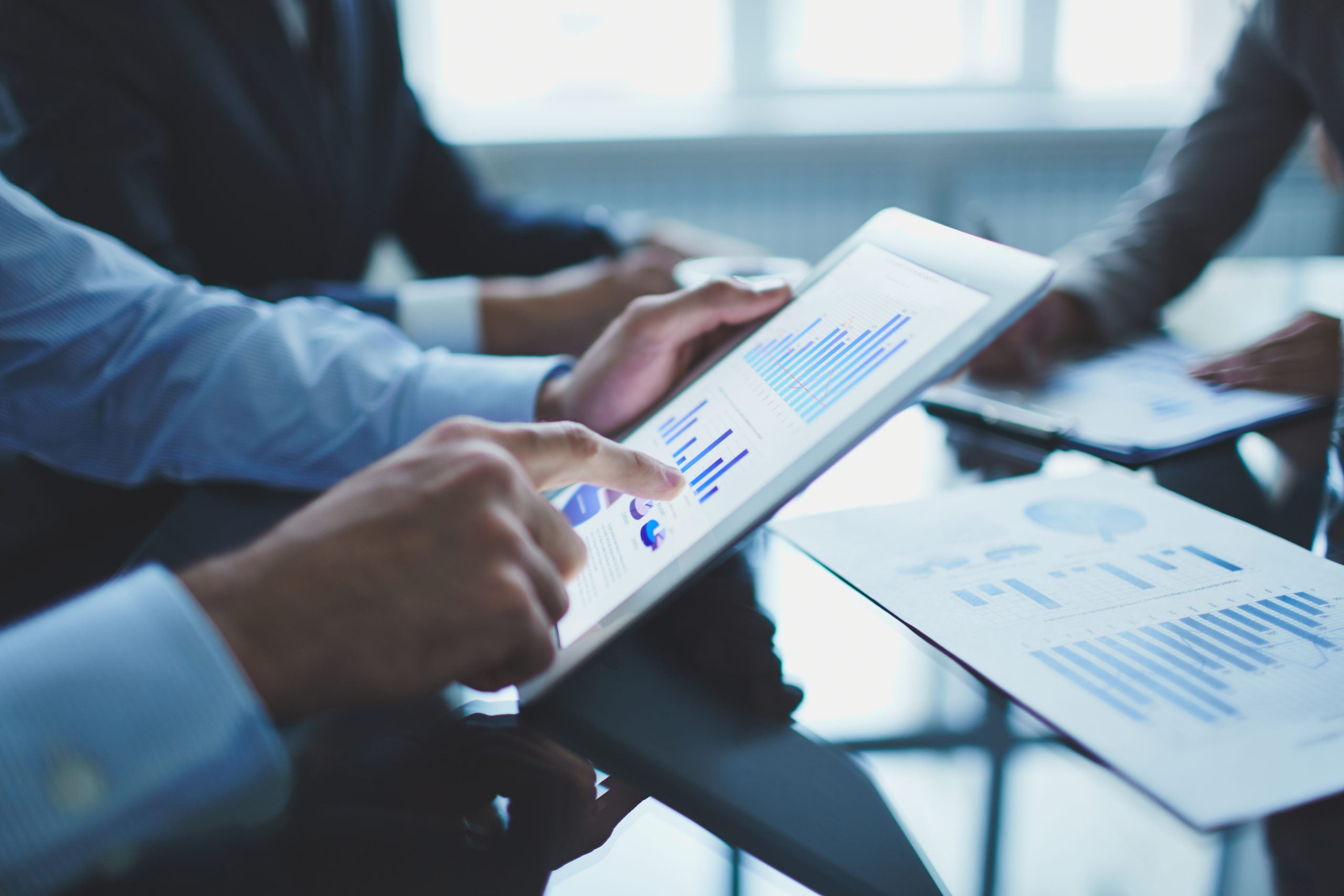 pessoas conversando sobre o que é a gestão financeira