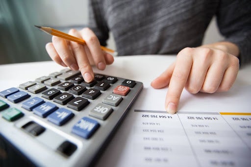 Acompanhar indicadores de endividamento é algo importante para empresas e pessoas físicas. Entenda mais sobre.