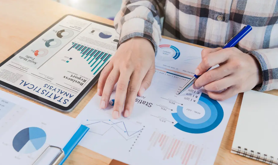 Descubra como estruturar as finanças da sua empresa com eficiência desde o planejamento financeiro até fluxo de caixa e gestão de dívidas.
