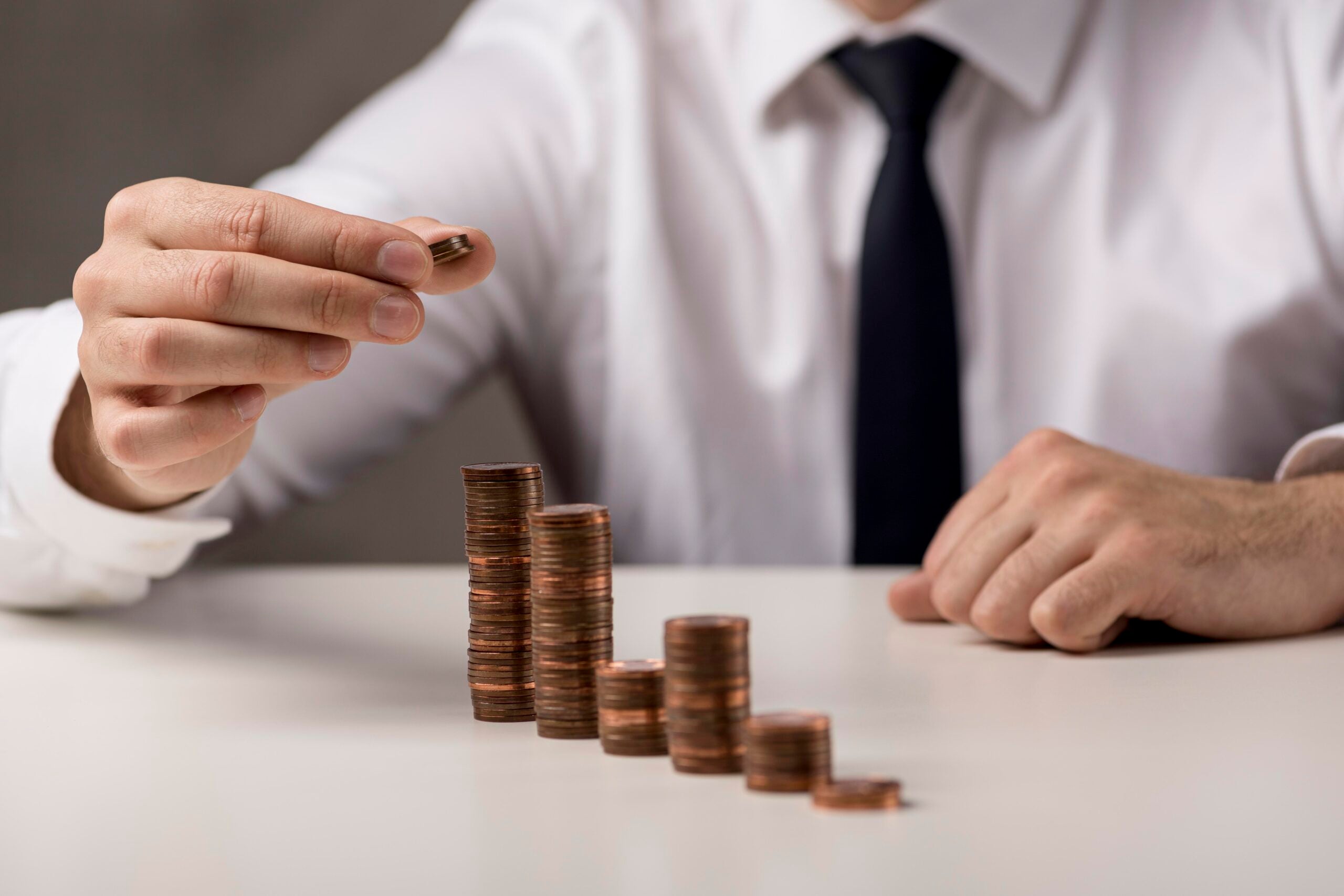 É possível realizar redução de custos empresariais sem comprometer o lucro? Quais estratégias funcionam de verdade? Veja a seguir.